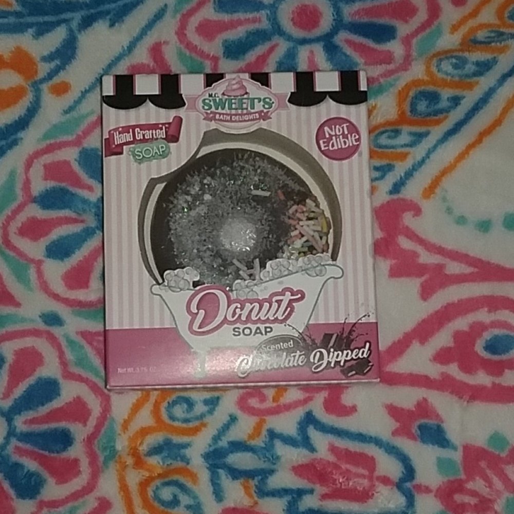 💕$6 if bundled with 3 or more items
NWOT Doughnut soap